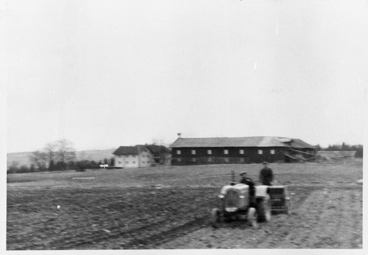 Våronn, Hermanrud på Kapp i Østre Toten. Første gang det ble sådd med såmaskin trukket av traktor på gården. Året er 1947.