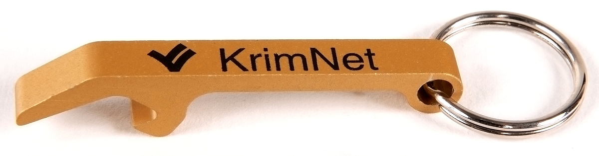 Nyckelring/Kapsylöppnare märkt "Krimnet" och med logotyp "Signalement".