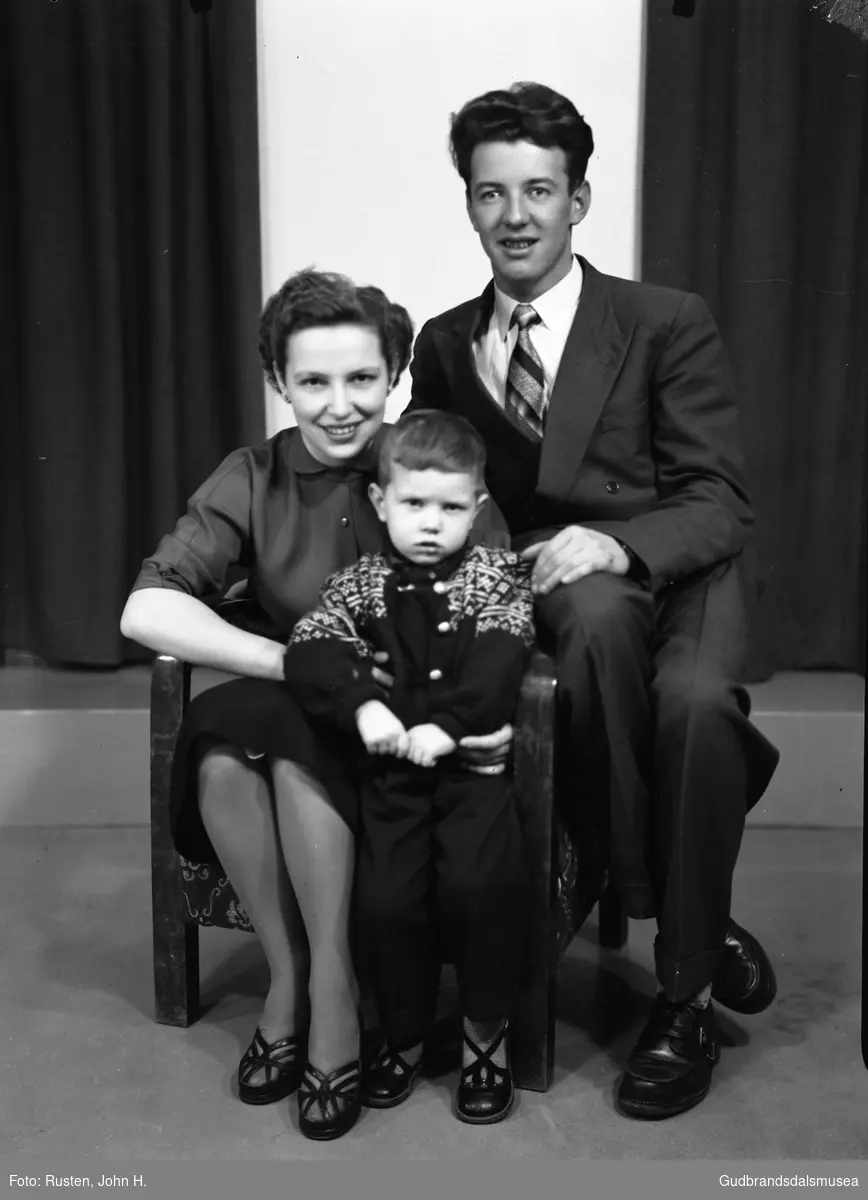Mary og Gunnar Wangen med sonen Stein.