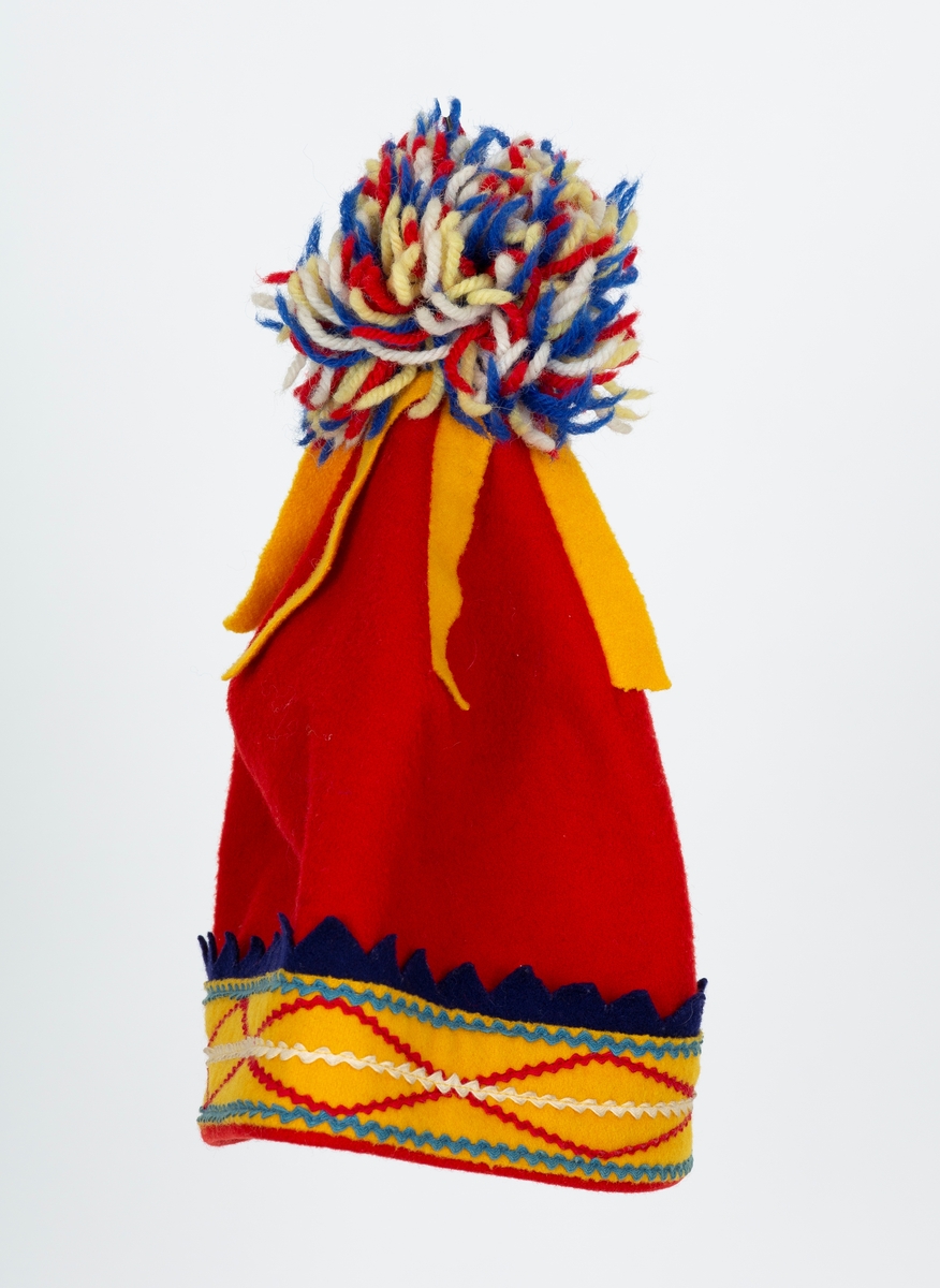 Topplue uten oppbrett, samisk inspirert mønster.