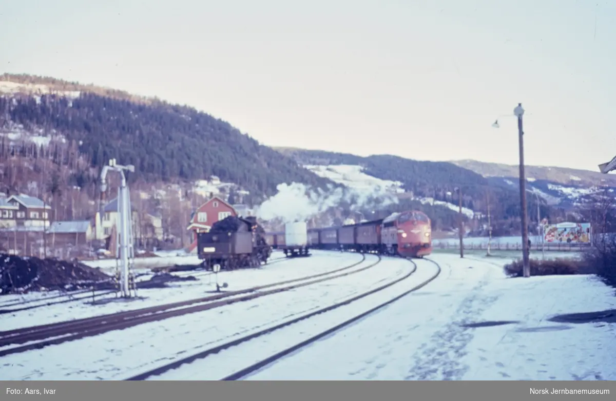 Diesellokomotiv Di 3 624 med ekstratog fra Oslo kjører inn på Fagernes stasjon. Til venstra damplokomotiv type 24b