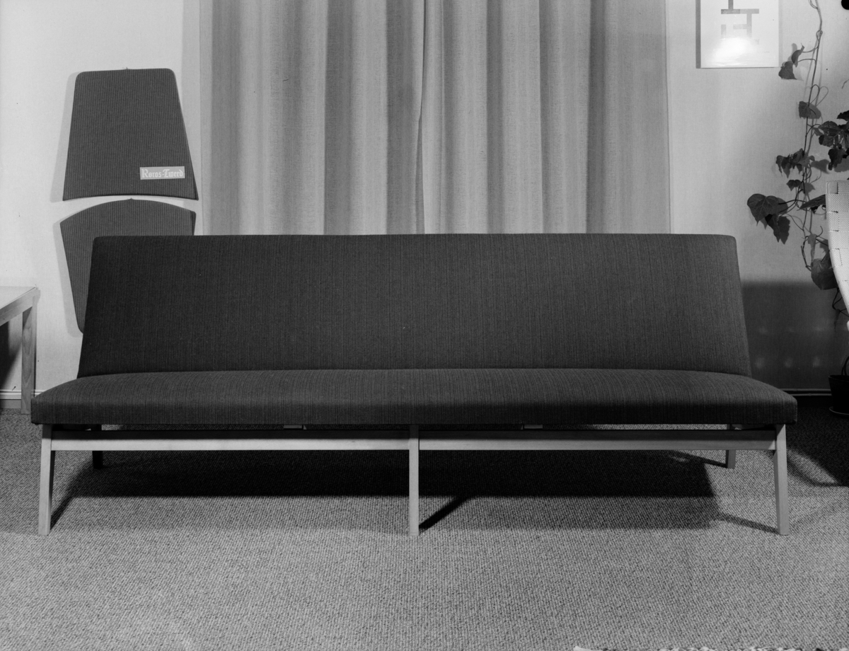 Sofa trukket med ullstoff, foran ullgardinen "Frøya", designet av Annelise Knudtzon, produsert av Røros Tweed, 1963.