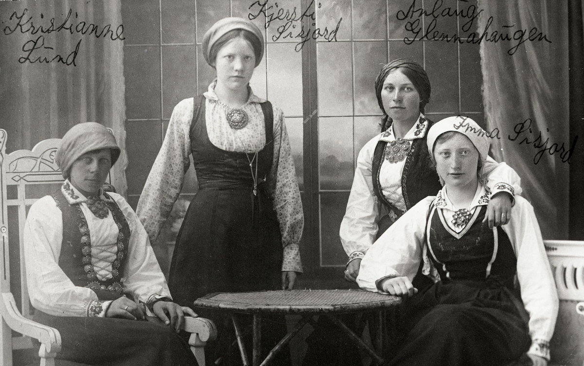 Fire yngre kvinner i ulike bunader i atelier. F.v Kristiane Lund, Kjersti Sisjord, Anlaug Glennahaugen og Ingeborg Sisjord. 