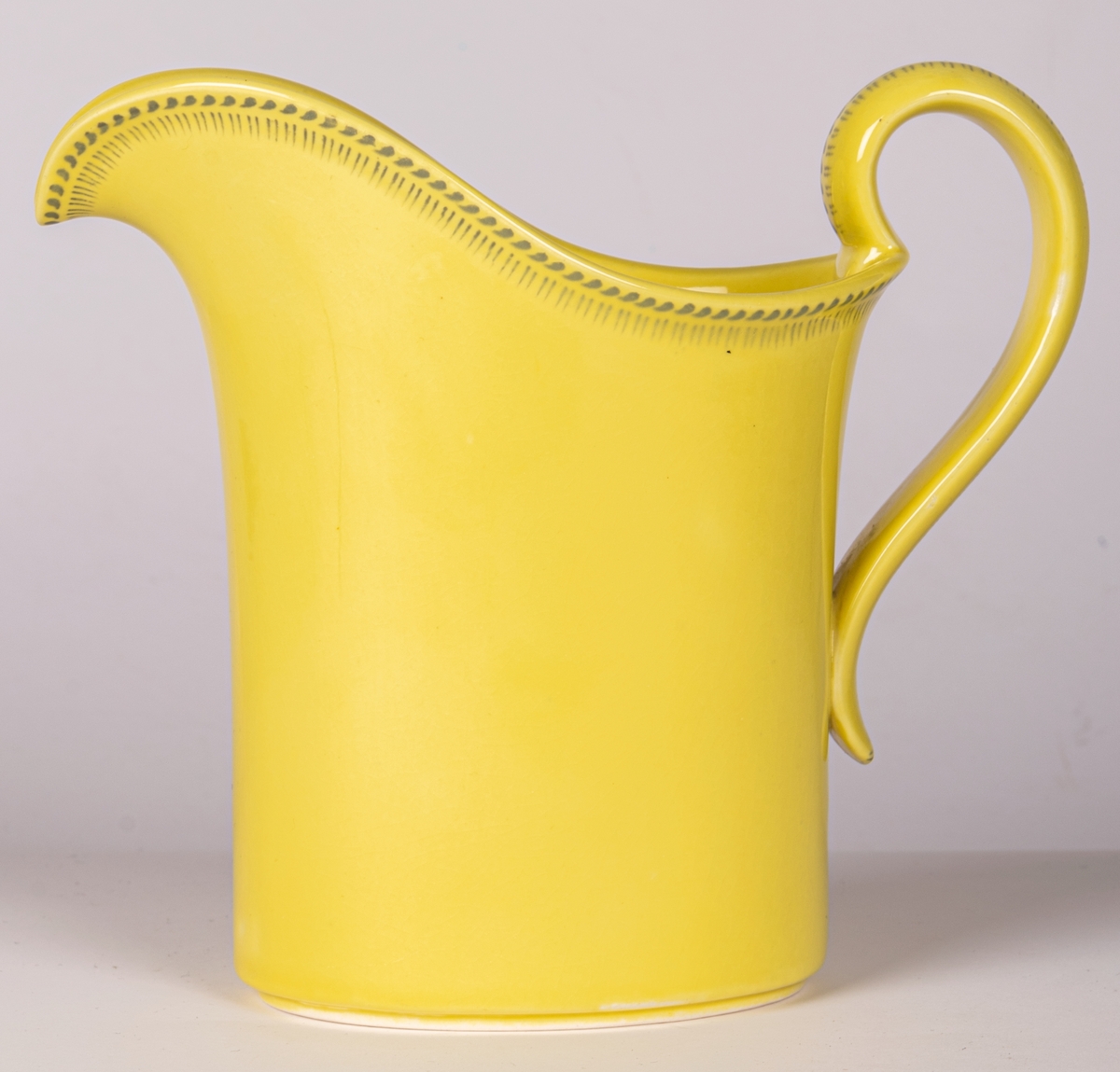 Tillbringare eller kanna i flintgods med hänkel, citrongul glasyr/dekor "Lemona", modell AT. Form och dekor Arthur Percy 1943 för Gefle Porslin.