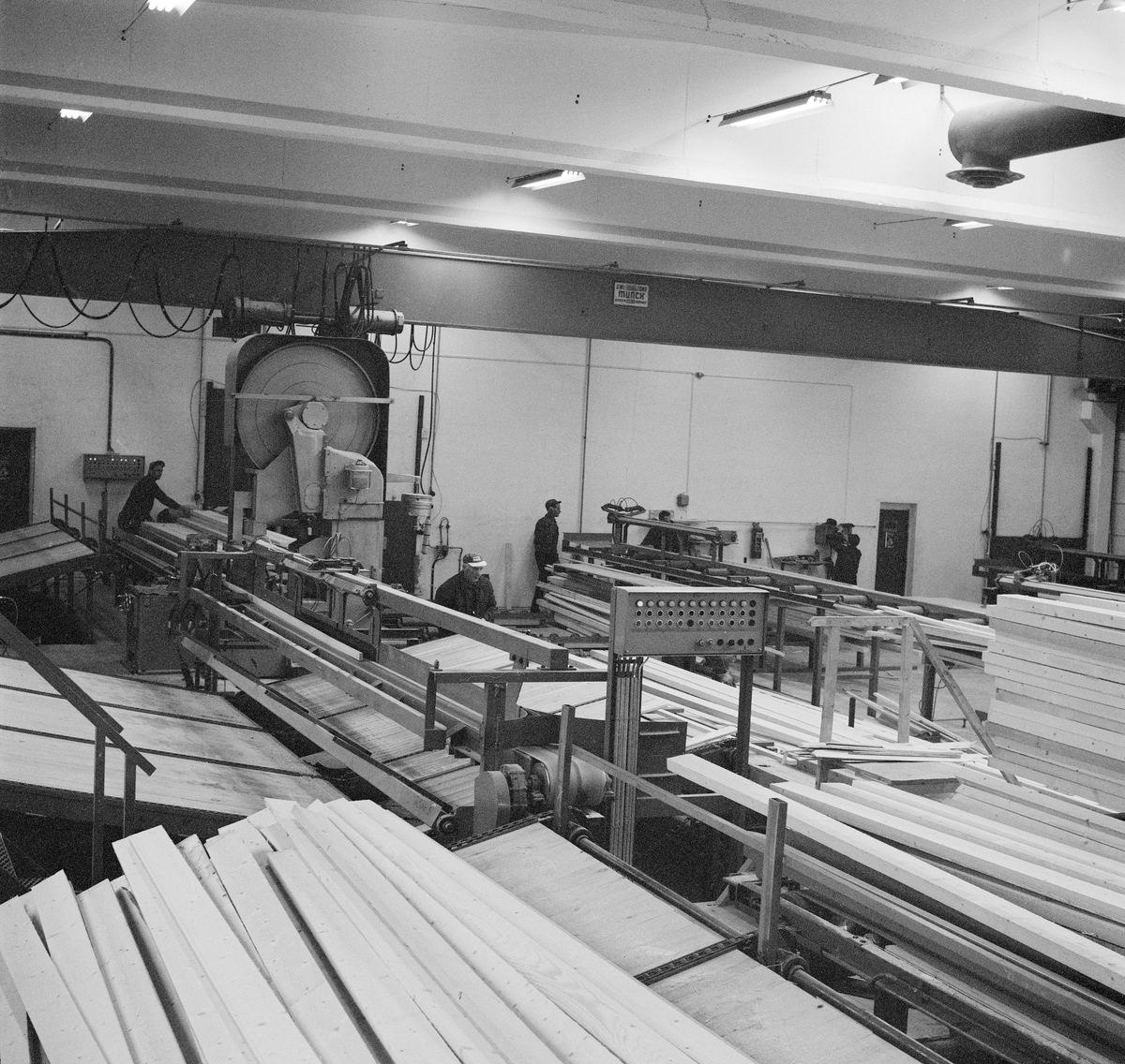 Industrilokale, trelastproduksjon i Trysil, Hedmark. Det er oppgitt at bildet er fra Trysil-Tre, og at det viser industrilokalene etter 2. byggetrinn i november 1970.