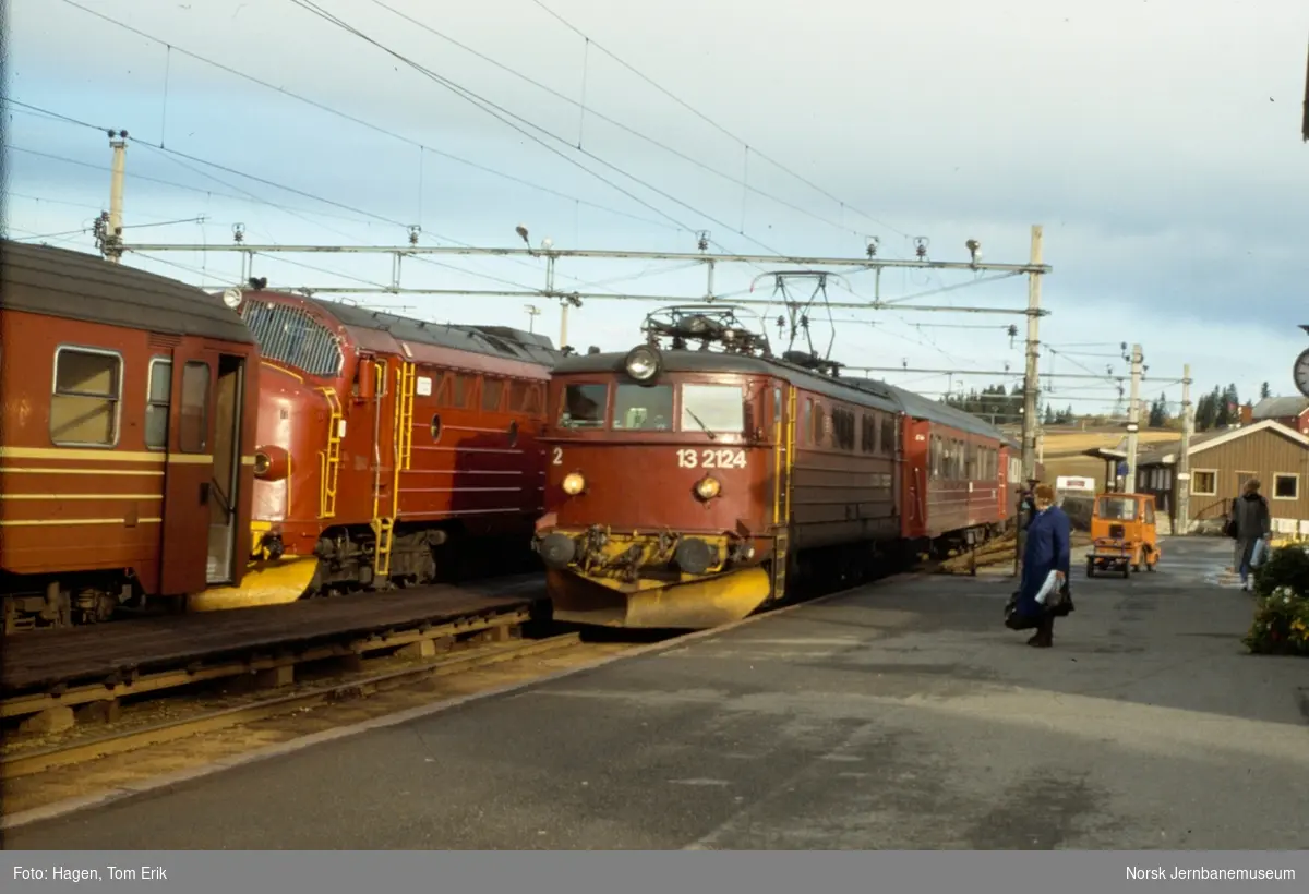 Kryssing på Eina stasjon mellom tog fra Fagernes, med diesellokomotiv Di 3, og tog fra Gjøvik til Oslo med elektrisk lokomotiv El 13 2124