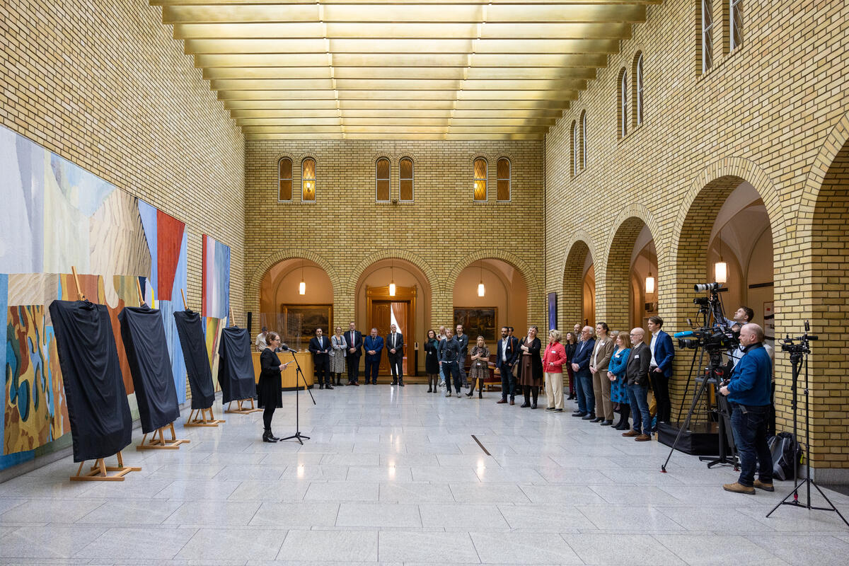 De tildekkede tegningene før seremonien - Foto (c) Stortinget/Morten Brakestad (Foto/Photo)
