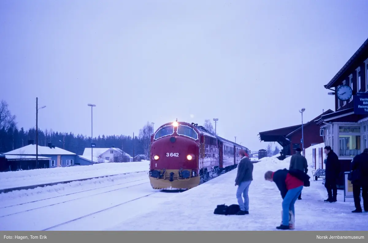 Diesellokomotiv Di 3 642 med persontog til Hamar på Koppang stasjon