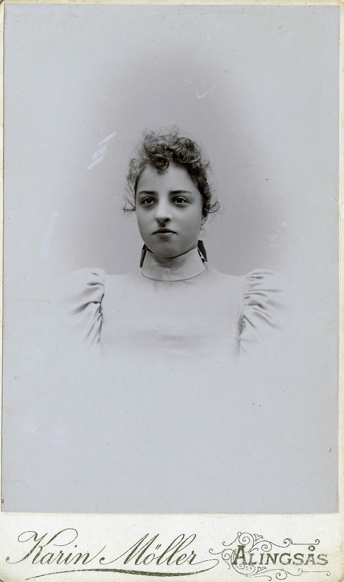 Visitkort med porträtt av Ellen Engberg (1879-1961). 