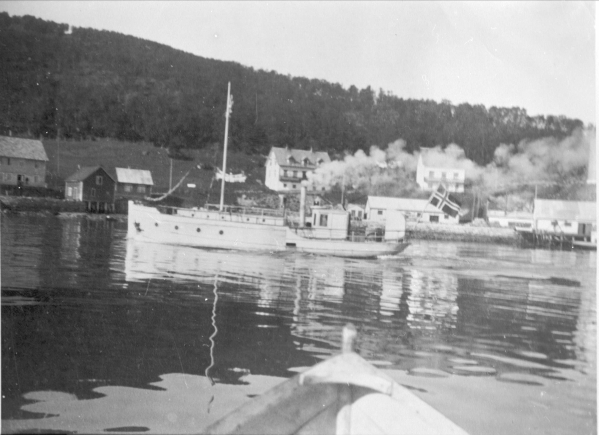 Dampbåten "Portvin" i fart ved Yttervågen i Grovfjord.