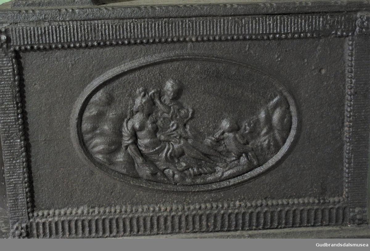Medaljonger, ovalformer, med ansikter i profil - romersk soldat, kvinne. Girlander og mytologisk motiv med to kvinner og et barn.