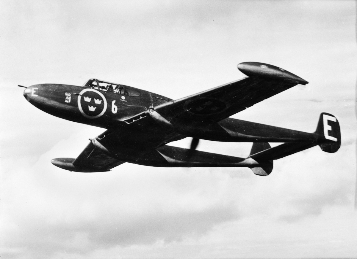 Flygbild av flygplan J 21A tillhörande F 6, Karlsborg, omkring 1945-1954. Flygplanet märkt F 6-E.