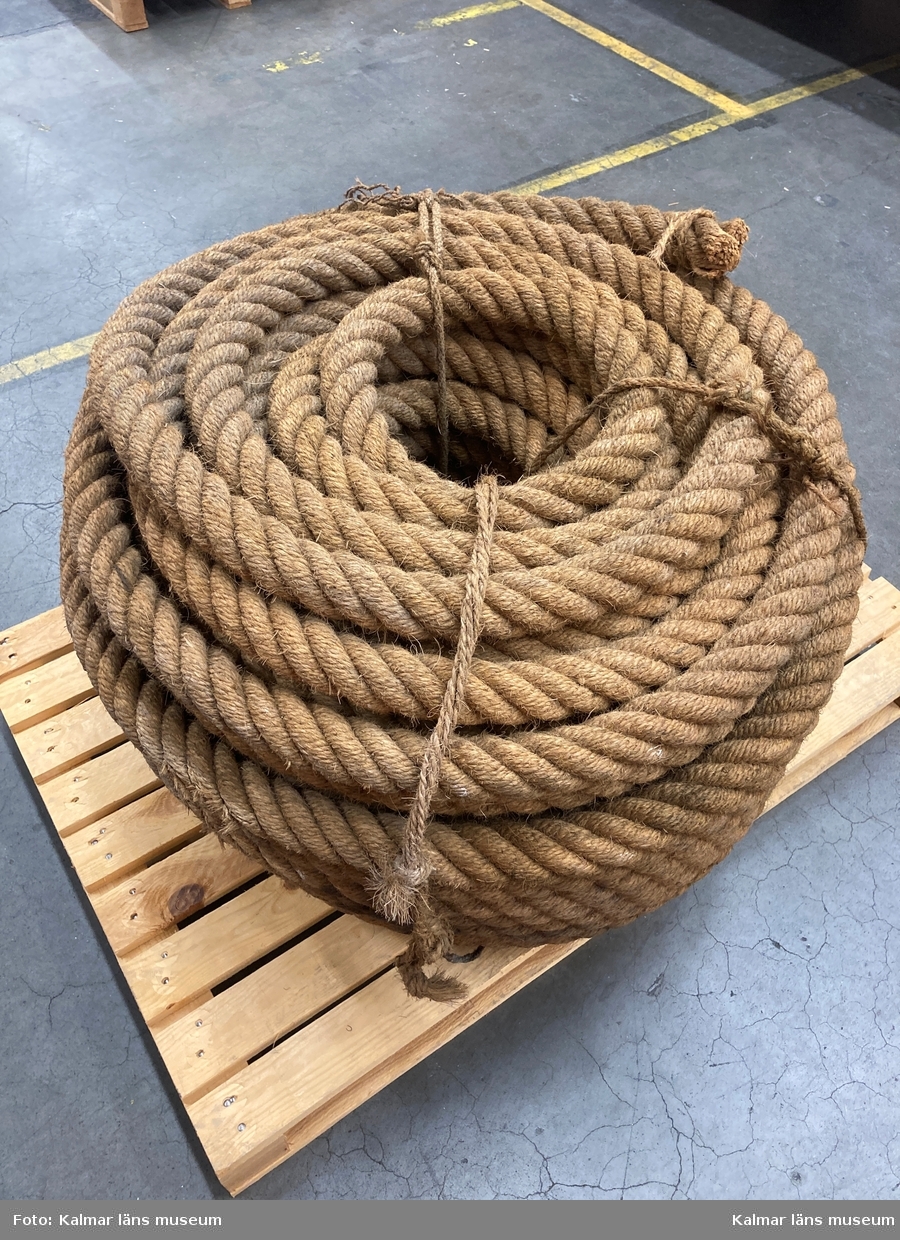 KLM 46537. Tross. En rulle bestående av en lång tross av naturmaterial. Rullen är sammanbunden med rep. Ej tjärat.