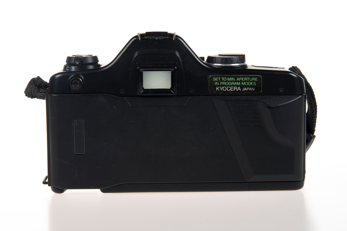Et speilreflekskamera for 35mm-film med et Vivitar 70-210 mm F/3.5-22 zoomobjektiv montert. 

Kameraet kan opereres både automatisk og manuelt. På toppen av kamerahuset er det et hjul for å stille inn lukkertid eller sette kameraet i automatisk modus. et kan ta bilder enkeltvis eller kontinuerlig. Det har en knapp for motlyskompensasjon. Objektivfatningen er av typen Contax/Yashica mount. Filmfremtrekket er motorisert, men filmen må spoles tilbake manuelt. Blitssko på toppen av søkeren. Lys i front til selvutløseren. Luke bak på kameraet til film, og luke under kameraet til batteri. Til kameraet er det festet en nakkestropp i stoff. 

Sammen med kameraet følger et F/4-22 55 mm makro-objektiv. Det følger også med tre makroringer (13, 20 og 27 mm) og et deksel til kamerahuset i en objektivveske i skinn.