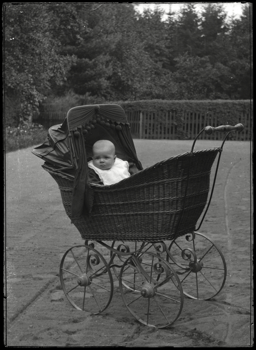 Spädbarn i barnvagn