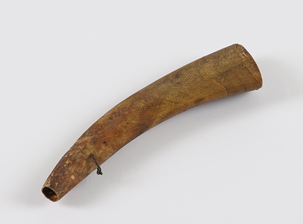 Kruthorn til oppbevaring av svært eksplosivt svartkrut. Kruthornet bar ein med seg og vart nytta til å fylle/ påføre krut til munnladervåpen og våpen med flintlås. Patron med krutladning og projektil avløyste kruthornet på slutten av 1800-åra.