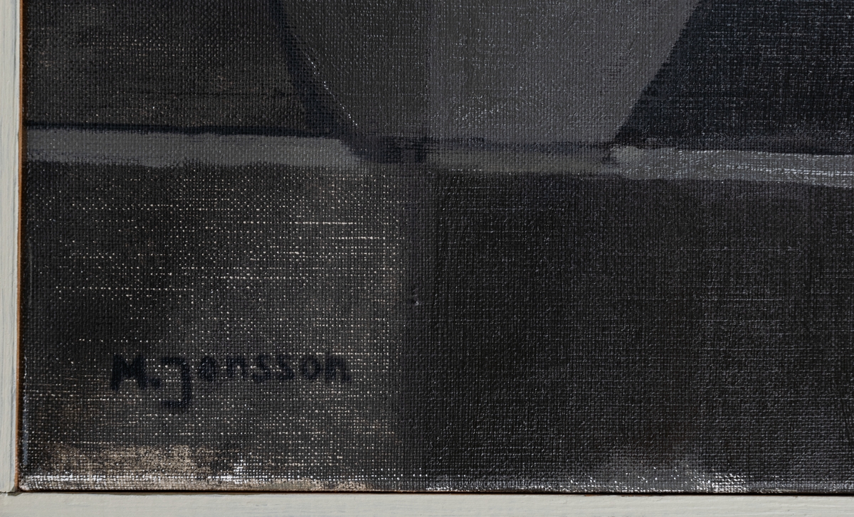 Oljemålning på duk "Utsikt" av Mats Jonsson. Man, med ryggen mot åskådaren, betraktande husfasader genom fönster. Bruna och grå nyanser. Slät grå listram.