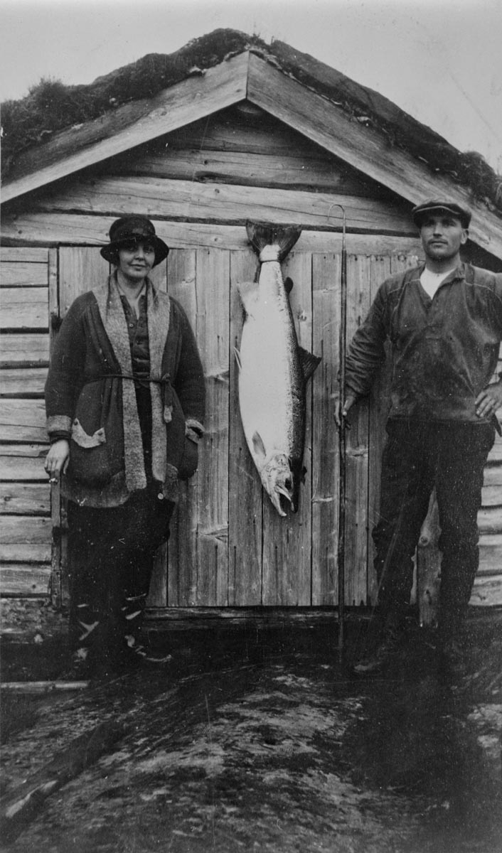 Fru Ramsden med en laks som veide 36 pujnd, hun fisket med Karl Forsjord som roer.