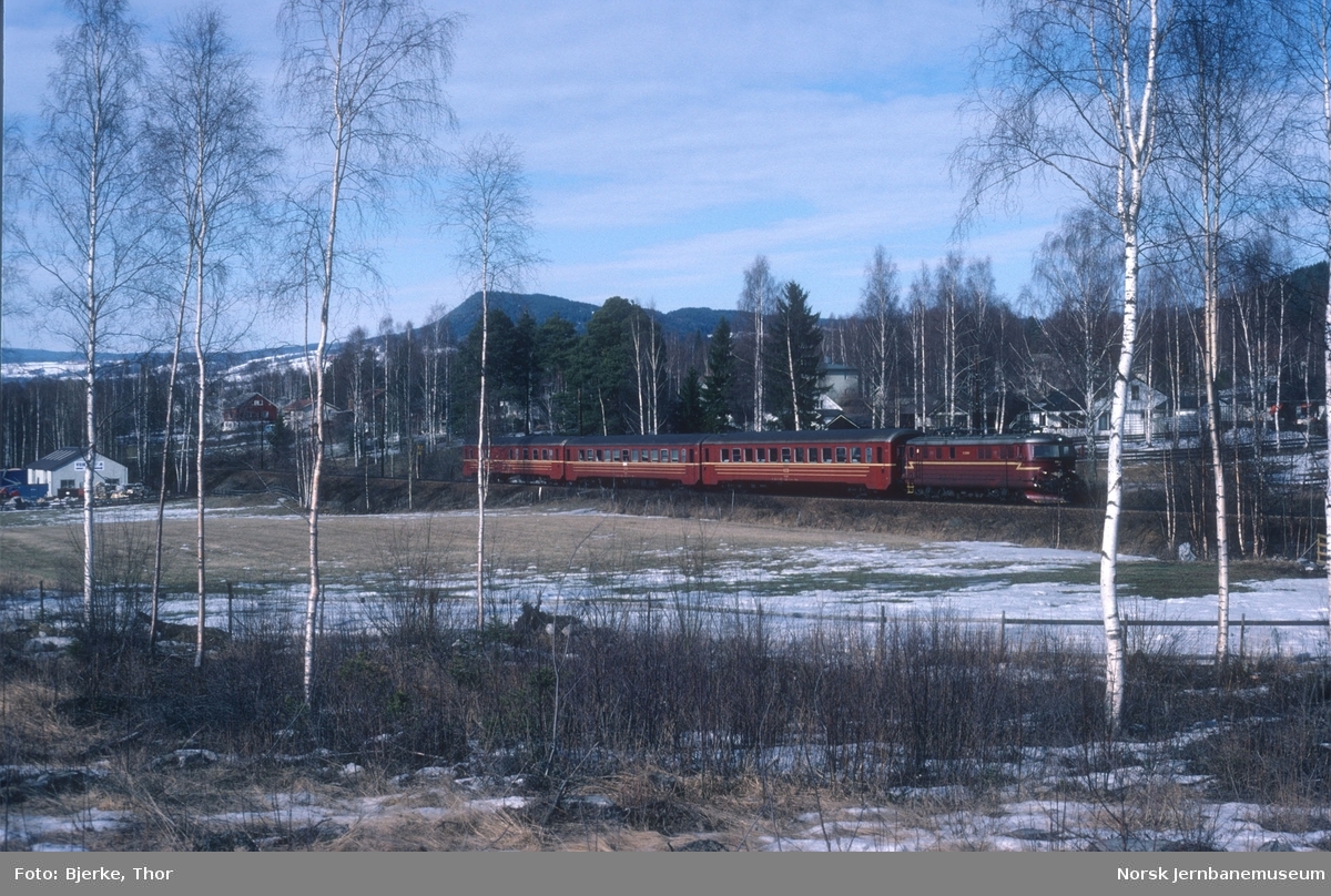 Hurtigtog 344 Lillehammer-Oslo i Brumunddal, trukket av elektrisk lokomotiv El 11 2090