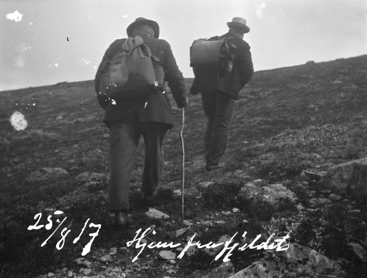 Gausdal Vestfjell, to menn med sekk på veg hjem fra Revsjøen