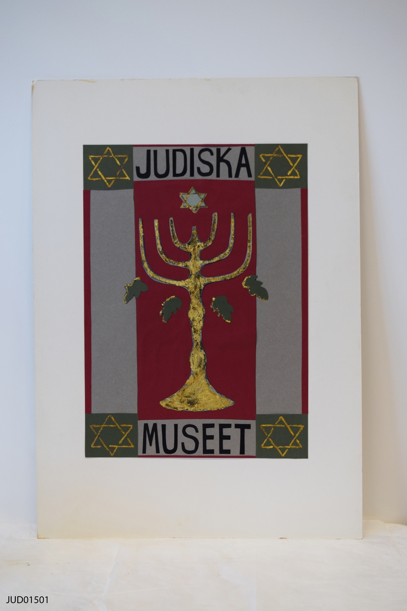 Collage uppklistrat på pappskiva. En menora i guld, davidsstjärnaor i hörnen och text Judiska msueet.