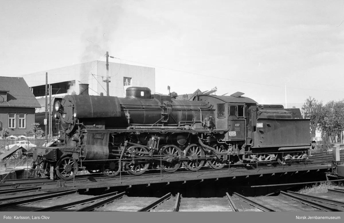 Damplokomotiv 26c nr. 437 på svingskiven på Hamar stasjon