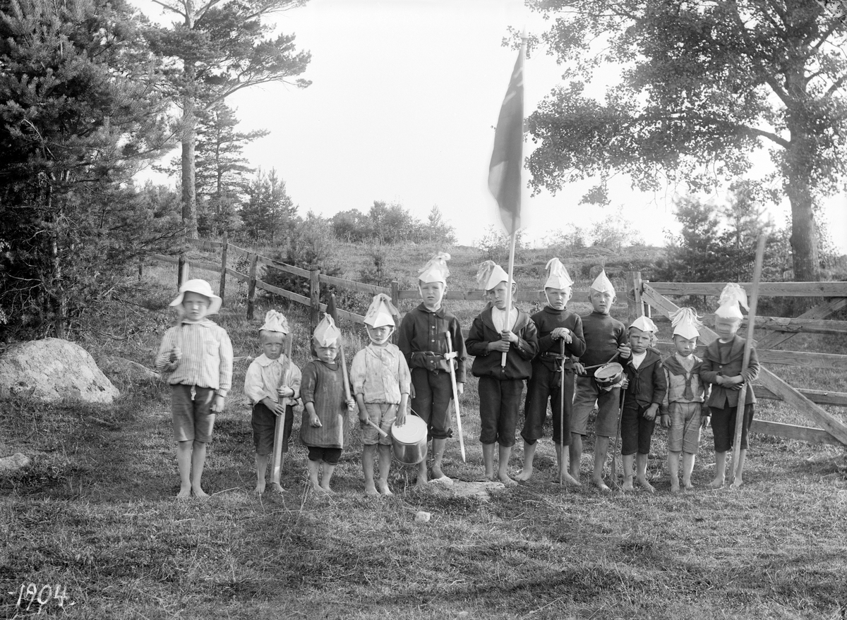 Unga soldater i Magistratshagen i Linköpings södra utkant. Möjligtvis var barnen inspirerade av det faktum att stadens skyttepaviljong vid tiden var placerad inom samma grönområde.