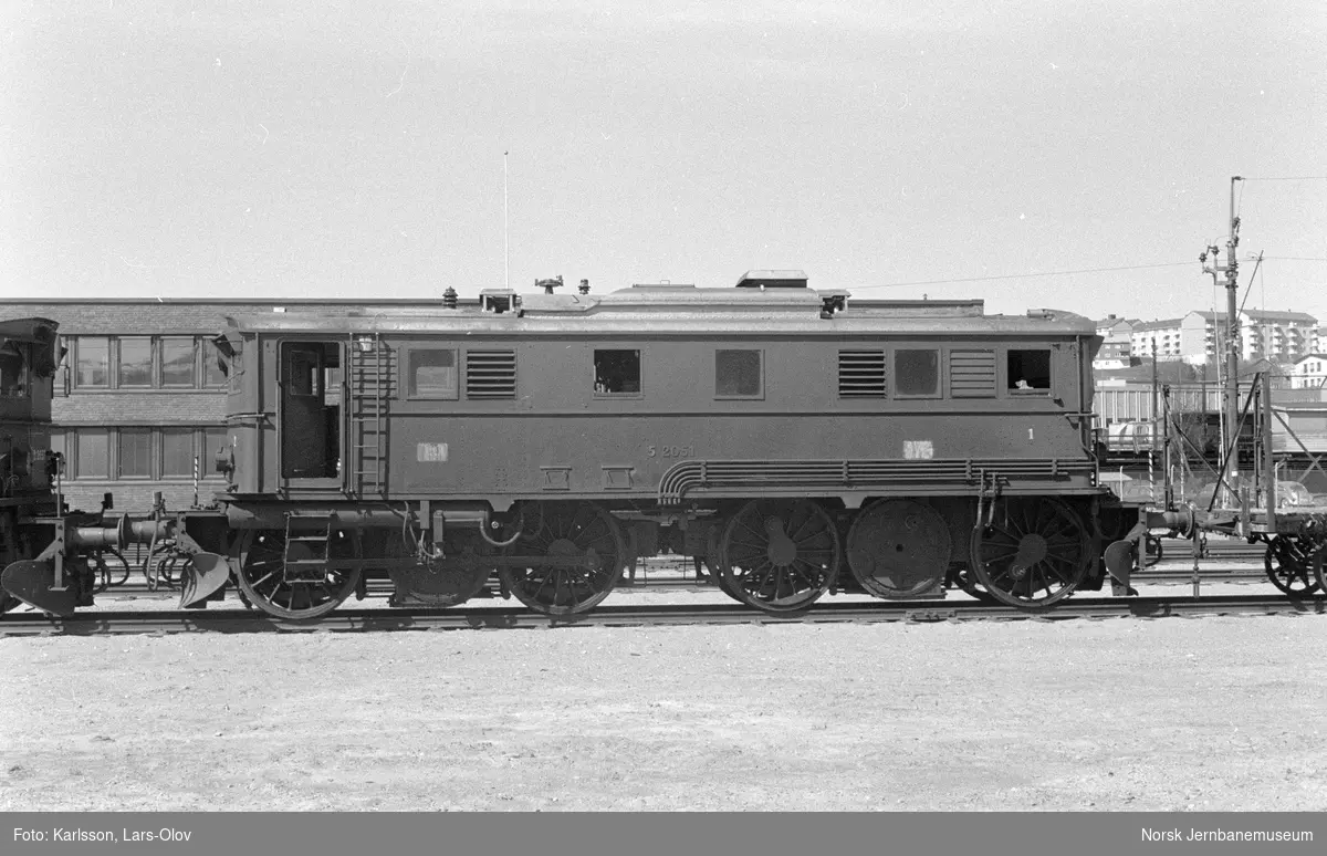 Utrangert elektrisk lokomotiv El 5 2051 på NSBs verksted på Grorud