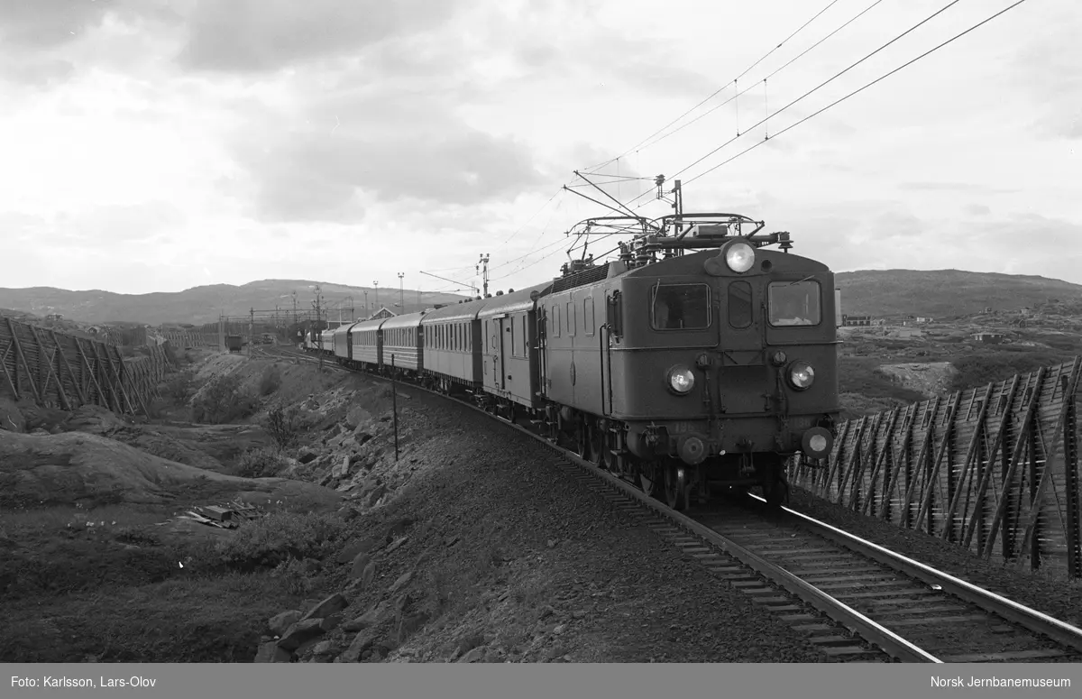 SJ elektrisk lokomotiv Da 796 med persontog fra Narvik på Bjørnfjell stasjon