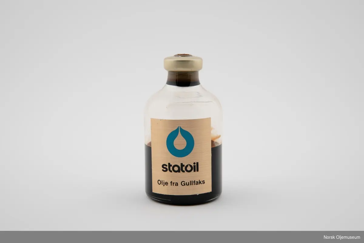 Oljeprøve fra Gullfaksfeltet.

Oljen er oppbevart i en glassflaske med forsegling i metall og gummi.