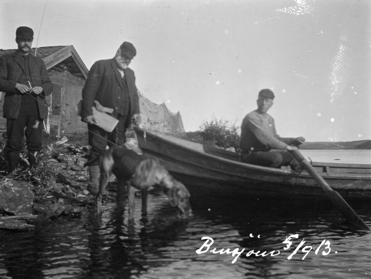 Gausdal, ved Bennsjøen. tre menn ved robåt. Fra venstre Amund Tøftum, Johannes Brudal og Ole Snertringdal