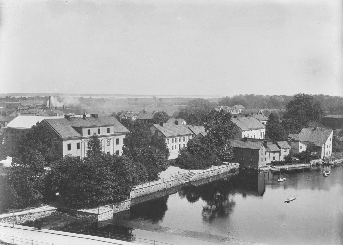 Karolinska skolan till vänster, från Slottet mot öster. Byggnader utefter Olaigatan och Svartån.