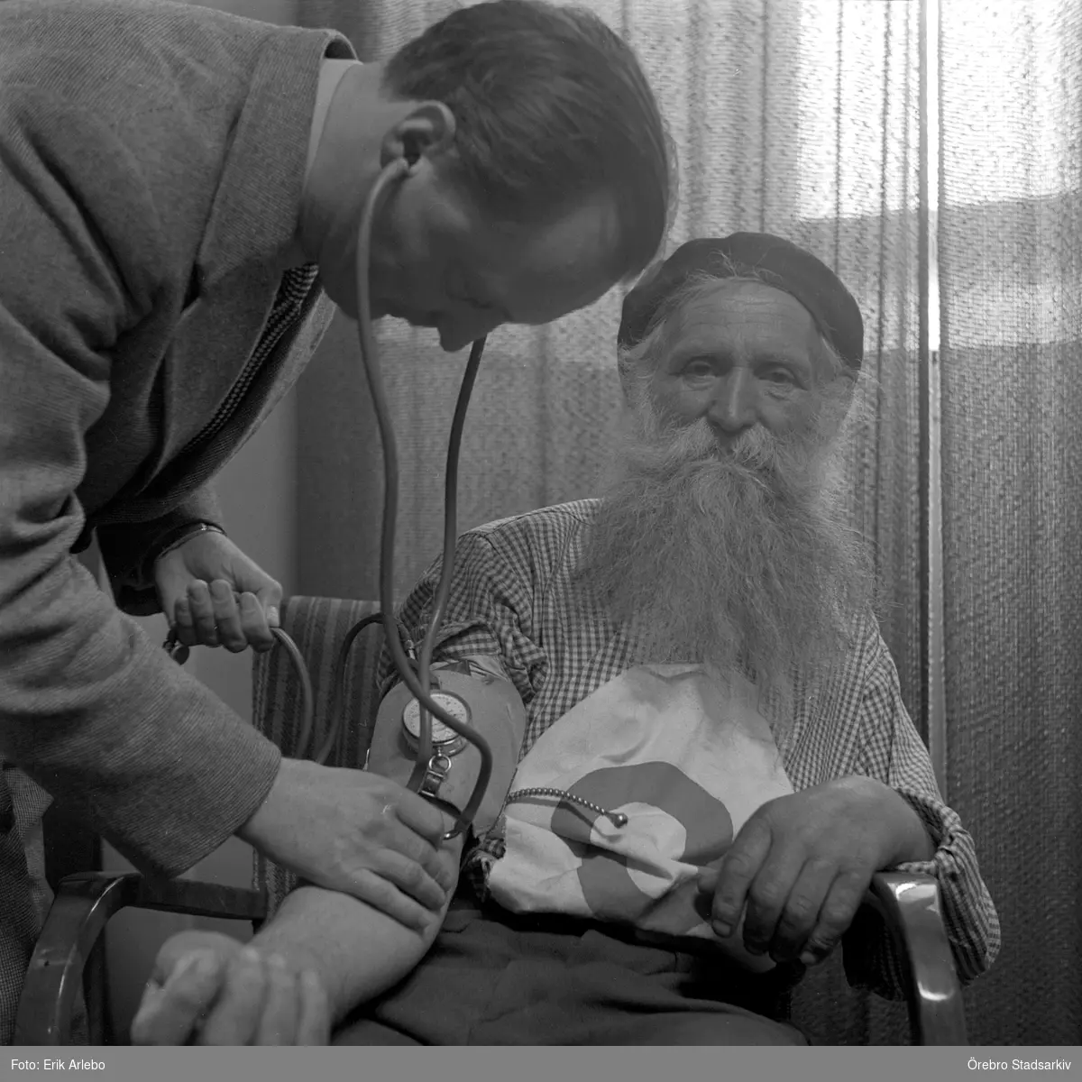 Stålfarfar undersöks av läkare

Stålfarfar Gustav Håkansson.