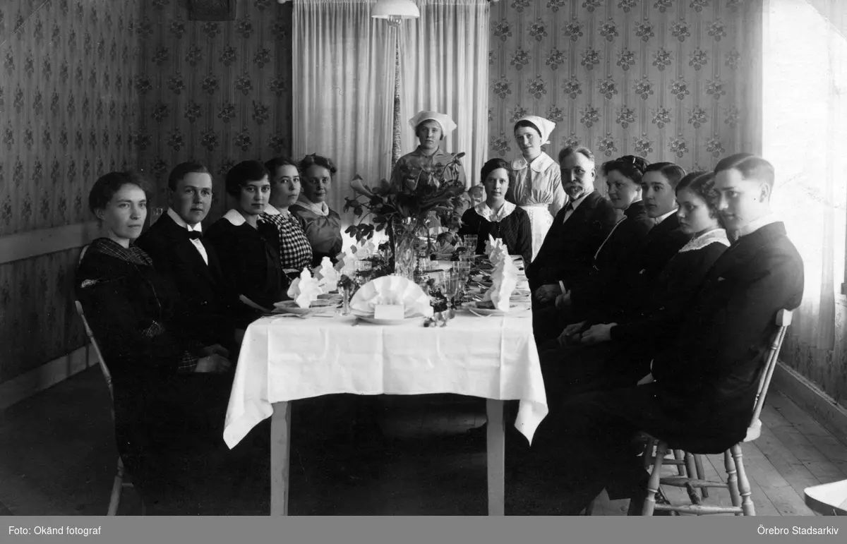 Middag på Karlskoga Praktiska Skola

Sittande vid bordets kortsida i mörk klänning: Greta Bergman (född 1898 Nora), gick på Karlskoga Praktiska skola 1915-1916