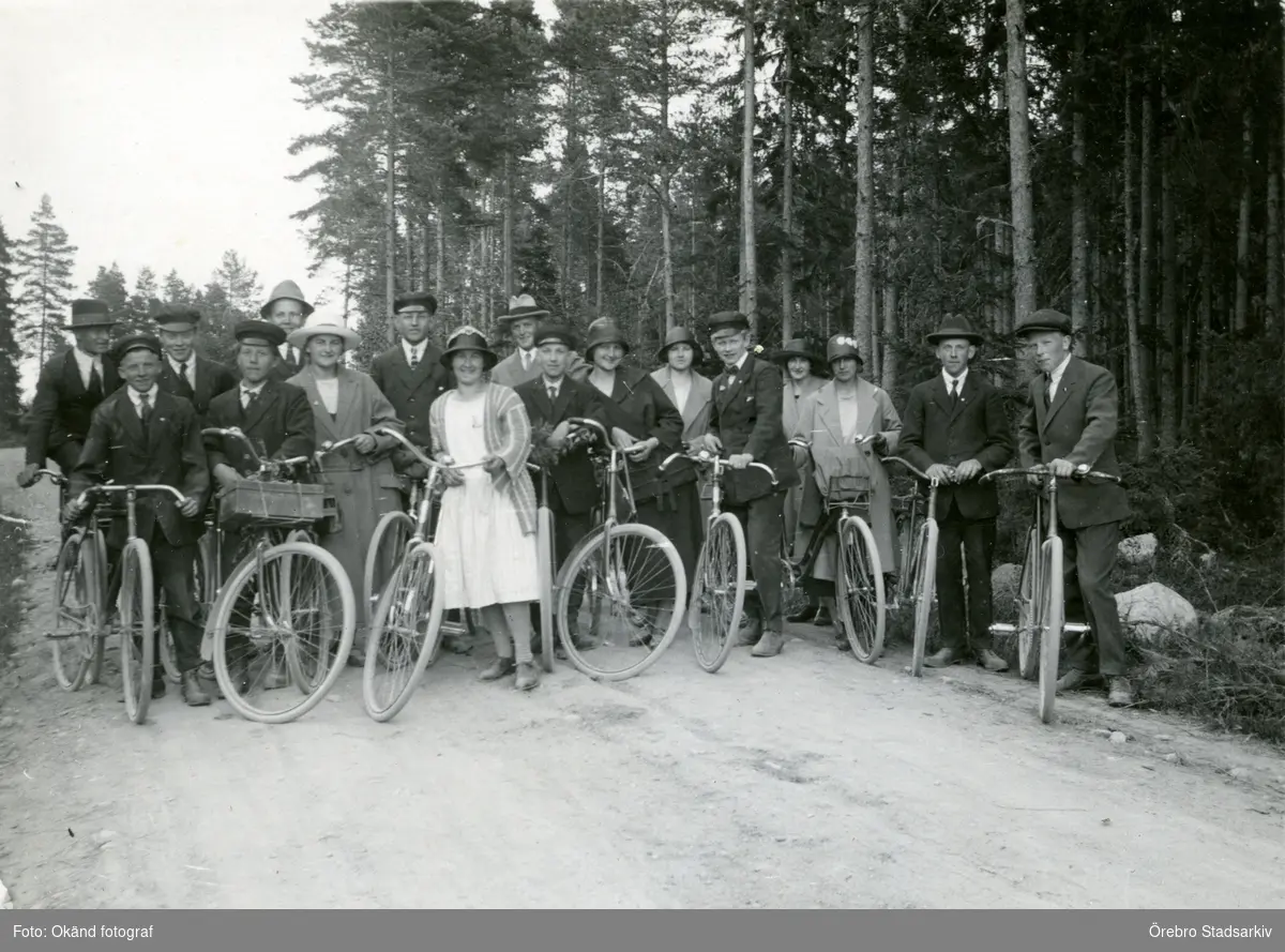 Grupp med cyklar

Damen i ljus klänning: Tora Johansson
