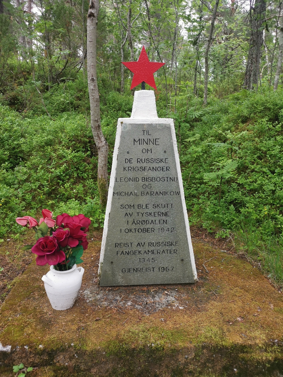 Minnestøtte i Årødalen i Molde over de to sovjetiske krigsfangene Mikhail Ivanovitsj Barannikov (f. 1913) og Trofim Vladimirovitsj Bezbozjnyj (f. 1909, på støtta oppført med fornavnet "Leonid") som ble skutt og gravlagt i dette området 27. oktober 1942. Dagens monument er en gjenreising av et opprinnelig monument fra 1945 som ble ødelagt i 1967.