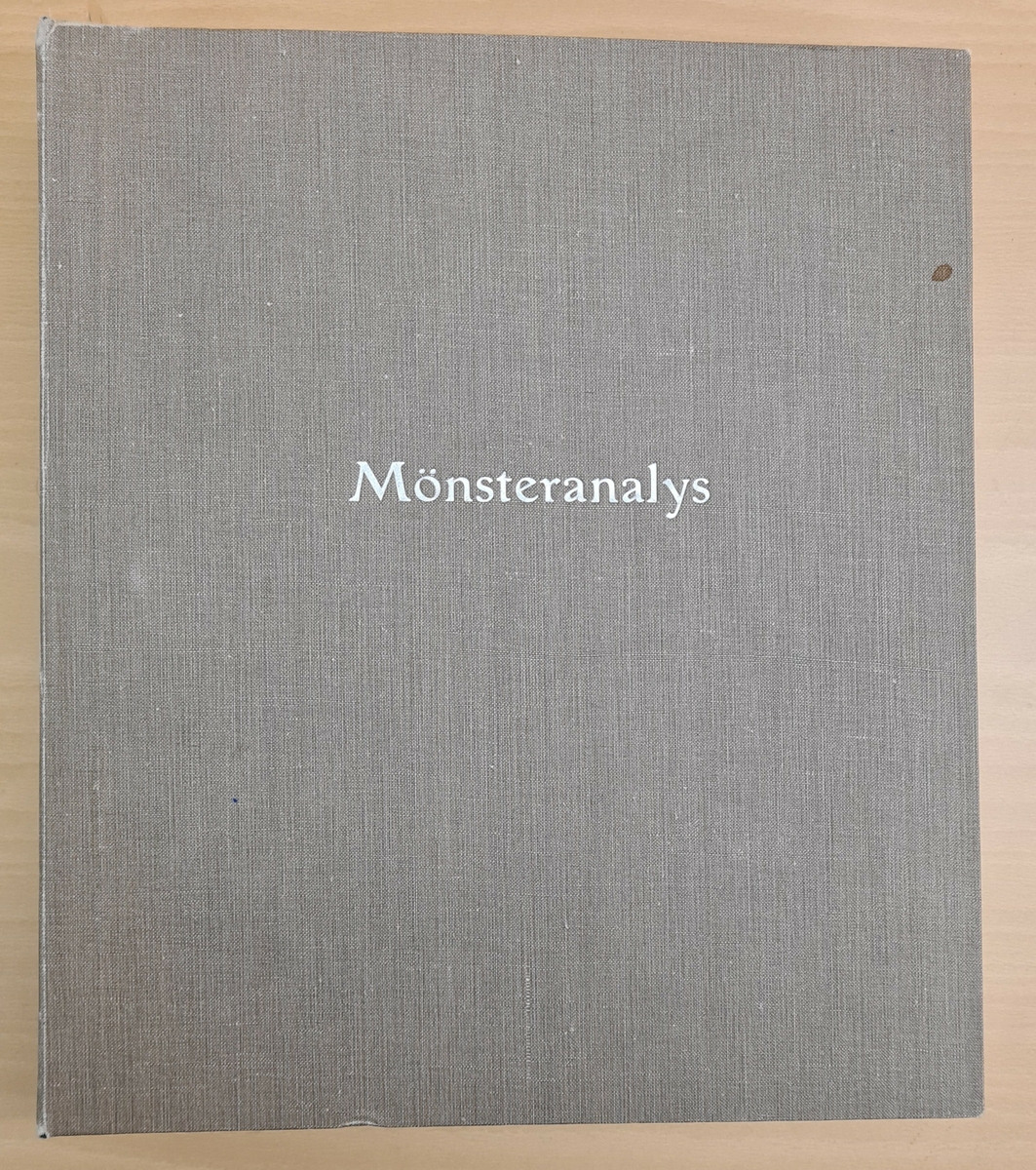 Mönsterblad i pärm, tyg och papper. Bindningslära med tygprover.
Pärmen märkt: Mönsteranalys. På ryggen: 1931-32.