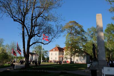 Eidsvollsbygningen i mai (Foto/Photo)