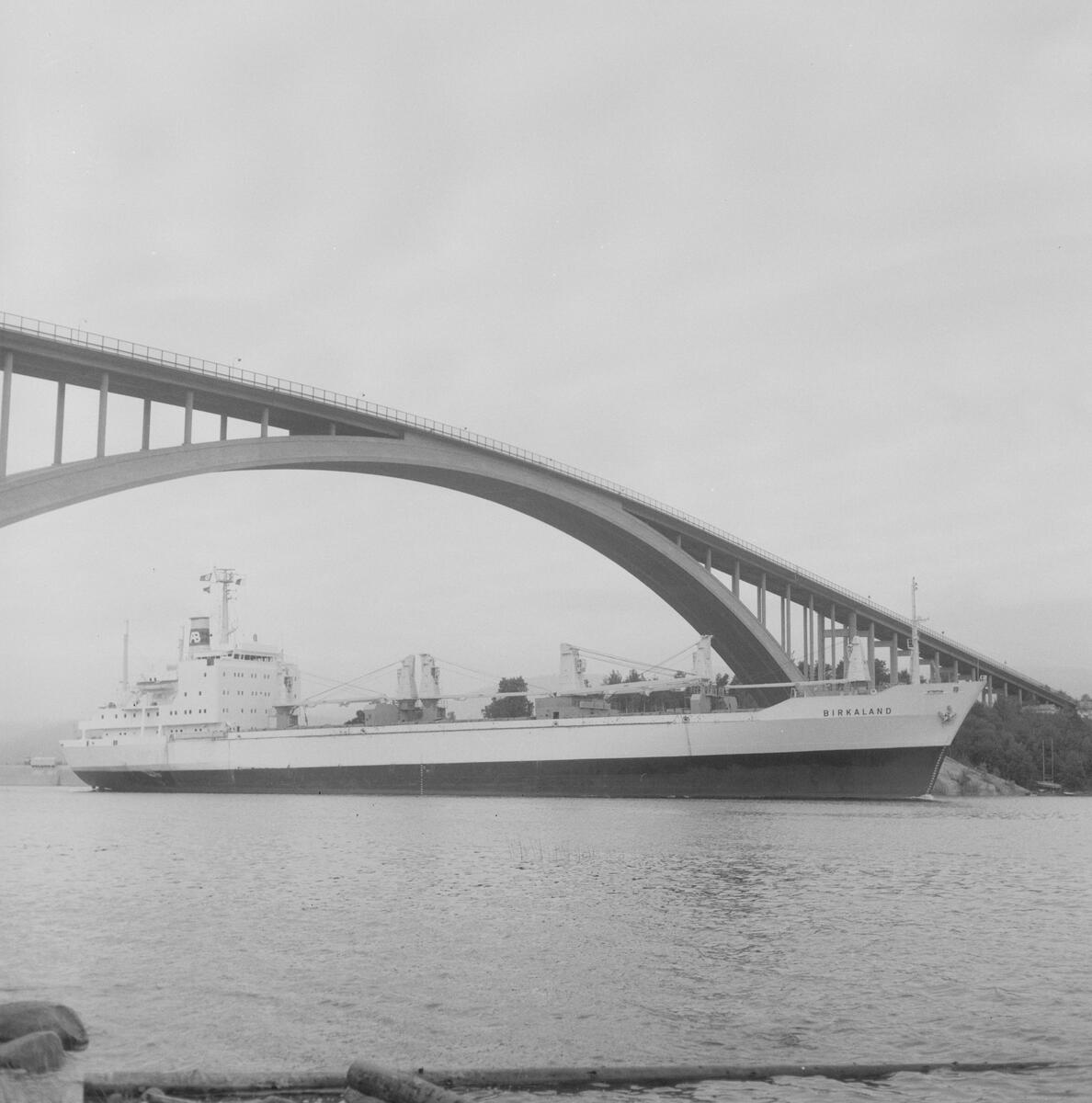 Fartyget Birkaland vid Sandöbron

