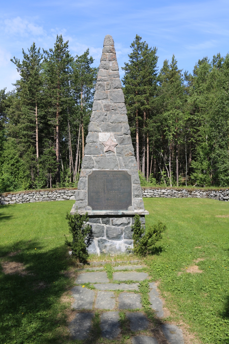 Minnesmerke på Oppdal sovjetiske krigskirkegård. På forsida er det innfelt ei bronseplate med teksten "104 russiske krigsmenn kviler her", etterfulgt av 13 navn "og 91 ukjente".