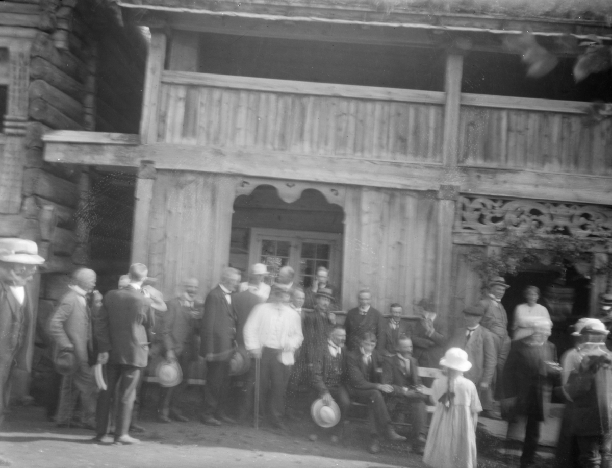 En gruppe personer utenfor en av bygningene på Domkirkeodden, Hamar