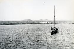 Fiskeværet Nordøyan med båten "Hestmannen" ved moloen