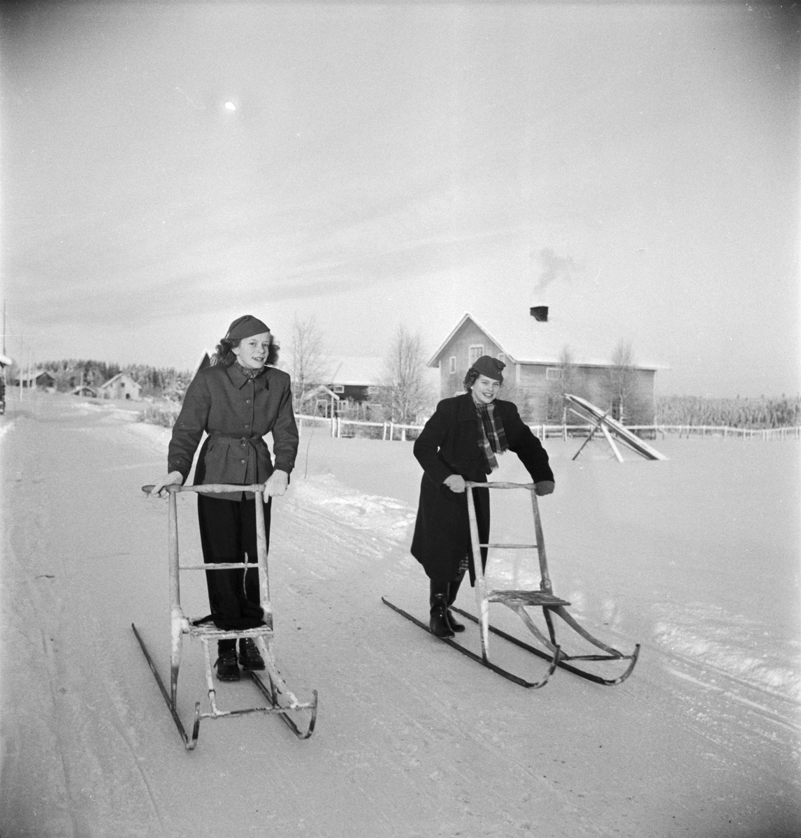 Två kvinnor åker spark, Våsjö