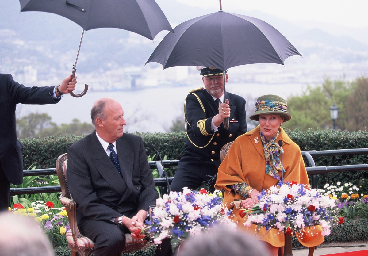 Kongeparet i Japan. Kong Harald og Dronning Sonja besøkte parken Glover Garden i Nagasaki 30. mars 2001 under statsbesøket i Japan. utstillingstekst "Gjennom Linsen" 