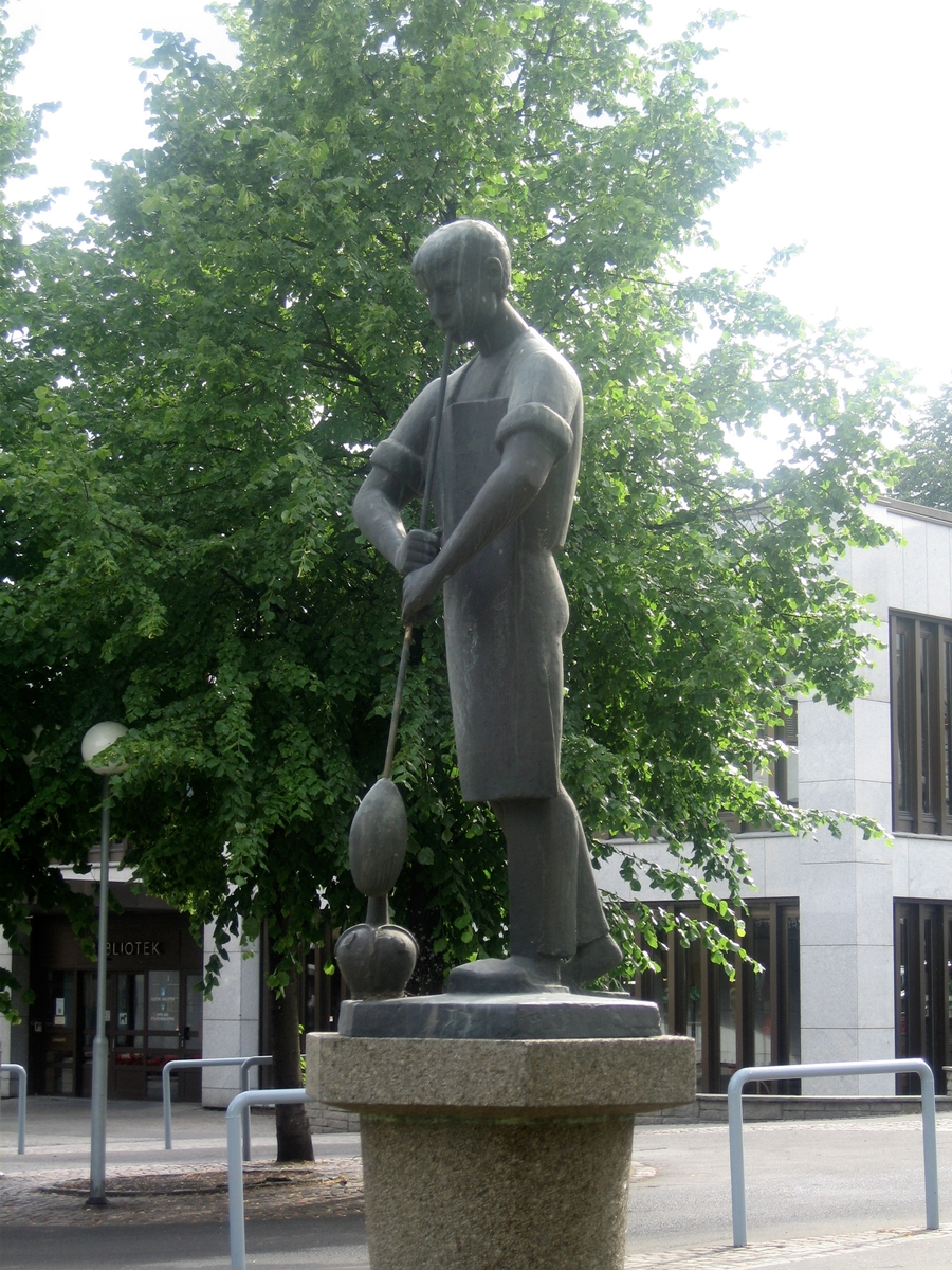Skulptur av glassblåser i Gjøvik.