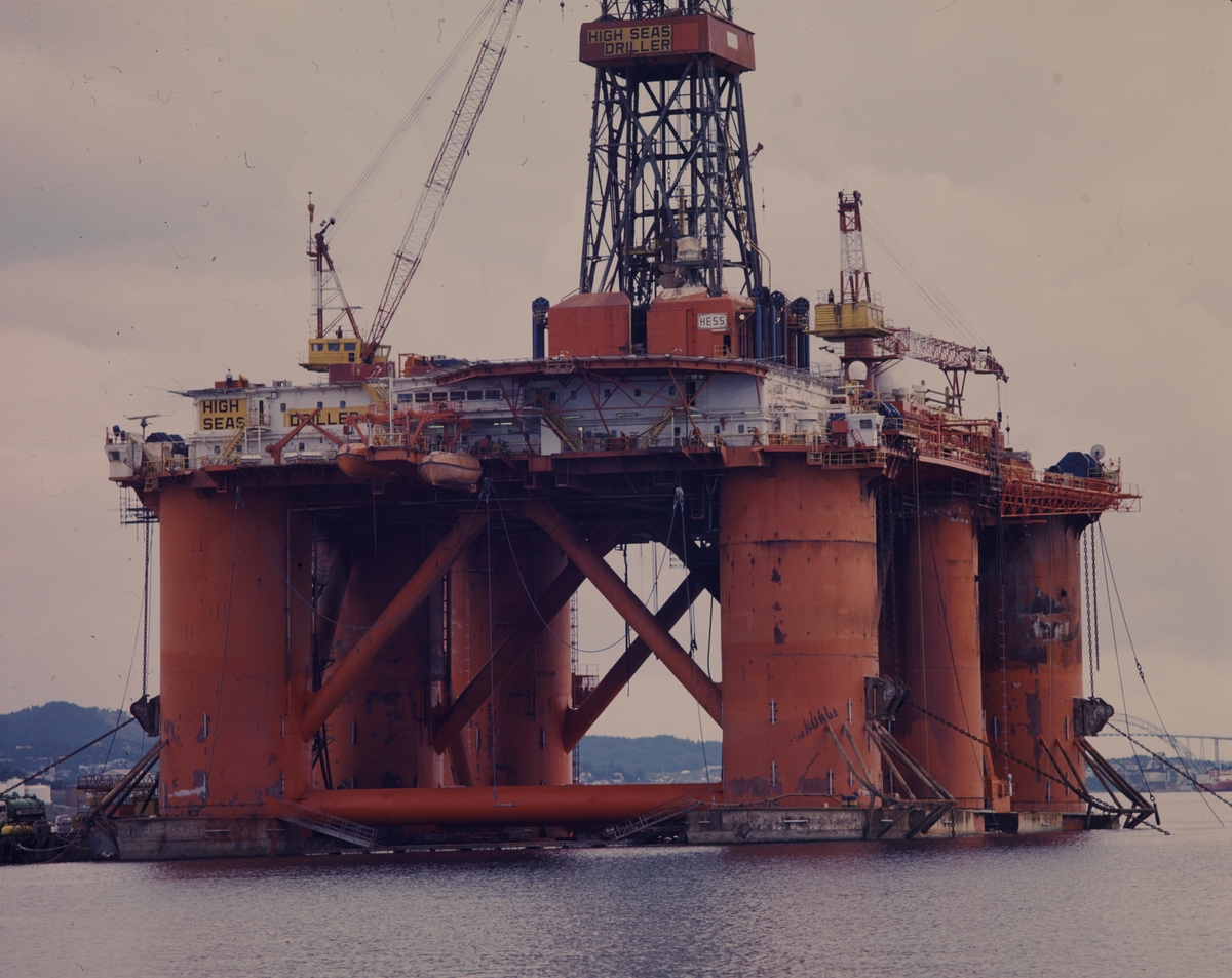 Foto av konstruksjonen av oljeriggen High Sea Driller.  Group no. 64-35-10-00   Picture no. 430719  Fotografens bildetekst: Bygging av oljerigg High Sea Driller