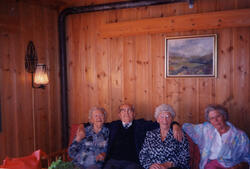 Bilde av pensjonistar på hotell.  På bildet av fire i sofaen