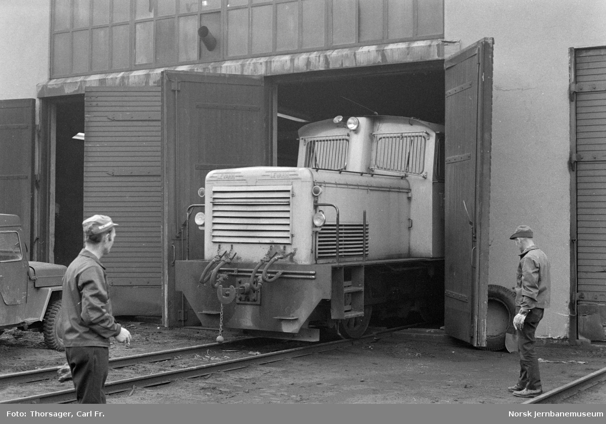 Sulitjelmabanens diesellokomotiv LOKE kjøres inn i lokomotivstallen i Lomi for siste gang, kort tid etter ble sporet fjernet, se JMF-CFT-0993