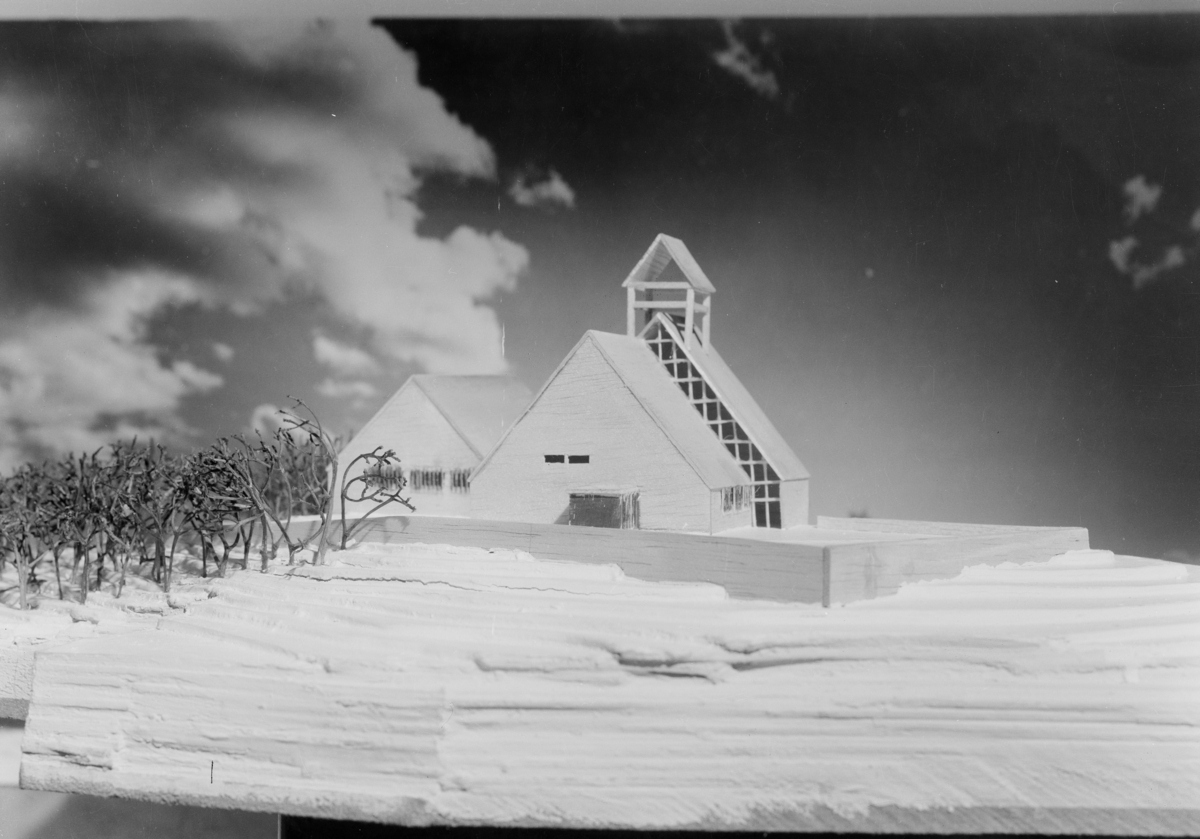 Arkitekturfoto av modell av Holmen kirke, tegnet av arkitekt Knut Knutsen som vant arkitektkonkurransen i 1958. Kirken er en arbeidskirke oppført i betong.