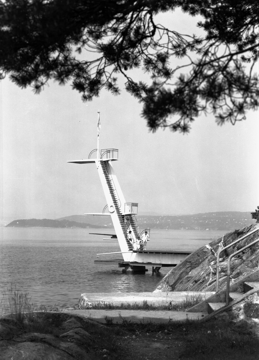 Svarthvittbilde av stupetårnet på Ingierstrand bad. Anlegget sto ferdig i 1934.